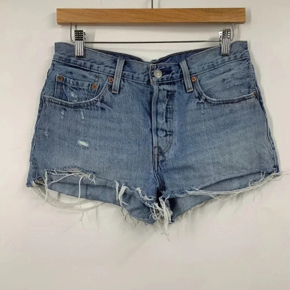 Levi's Women's 501 Classic Straight 5 Pocket Distressed Raw Hem Jean Short SZ 27 - Picture 1 of 11